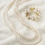 ブローチは、普段のコーディネートをワンランクアップしてくれるアイテムとして人気です。今回は、彼女へのクリスマスプレゼントや母の日におすすめの人気のブローチ【2025年最新情報】についてご紹介します。シンプルなものから実用的なものまで、女性の年代別におすすめできるブローチが目白押しです。センスあふれるおしゃれなブローチを選びましょう。