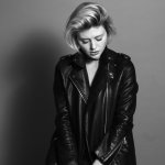 Jaket polos dengan pilihan warna terbaik akan menjadikan tampilan Anda makin menarik. Jaket polos juga bisa dengan mudah dipadukan dengan apa pun jenis atasan dan bawahan, termasuk sepatu dan aksesori. Ingin tampak cantik dengan jaket polos? Simak tips BP-Guide berikut ini, yah.