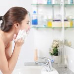 Memiliki kulit berjerawat bisa menjadi tantangan tersendiri. Namun, dengan menggunakan facial wash yang tepat, Anda dapat membersihkan dan merawat kulit berjerawat Anda dengan efektif.