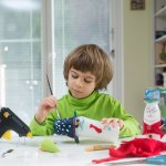 Mainan tak selalu harus dibeli dengan harga mahal dan merogoh kocek dalam-dalam. Untuk mendapatkan mainan yang unik, Anda juga bisa mengajak anak membuat mainan sendiri dari barang bekas lho! Mau tahu mainan apa saja yang bisa dibuat dari barang bekas? Cek ulasannya berikut ini!