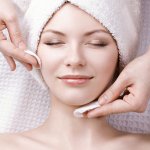 Wanita dengan segudang kegiatan biasanya tak sempat melakukan facial treatment di klinik atau salon. Padahal, sebaiknya facial dilakukan secara rutin demi memiliki wajah yang bersih dan glowing. Nah, jika kamu tak ada waktu, kamu bisa melakukan facial di rumah dengan peralatan yang mendukung, lho. Apa saja peralatannya? Yuk, simak artikel ini sampai tuntas!