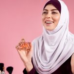 Bagi para wanita yang menggunakan hijab, mencari parfum yang cocok dan sesuai dengan kepribadian serta gaya hidup mereka adalah hal yang penting. Dalam artikel ini, kami telah mengumpulkan sepuluh parfum hijab terbaik yang tidak hanya memberikan wangi yang memikat, tetapi juga tahan lama sepanjang hari. Yuk, segera pilih parfum favoritmu!