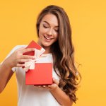 Menjelang akhir tahun, yuk hangatkan hubungan dengan teman-teman sekantor dengan saling bertukar kado. BP-Guide akan memberikan rekomendasi permainan seru dan jenis kado apa yang bisa kamu berikan pada rekan kerjamu. Berikut rekomendasinya. 
