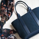 必要なものがしっかり入るトートバッグは、実用性の高さで人気のアイテムです。特に軽いものは持ち歩くときの負担が少ないため、働く女性やママに好まれています。今回は、編集部がwebアンケートなどの調査をもとに、軽いレディーストートバッグを展開するブランドをランキング形式でまとめました。人気のブランドが一目でわかるので、ぜひチェックしてみてください。