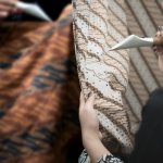 Batik merupakan salah satu budaya bangsa yang harus dijaga. Untuk berkontribusi dalam mencintai produk nusantara, bisa dimulai dari menggunakan baju batik dalam aktivitas sehari-hari. 