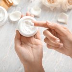 Dalam artikel ini, kami akan memberikan rekomendasi skincare terbaik dari drugstore Indonesia. Kami memahami pentingnya perawatan kulit yang terjangkau dan efektif. Dengan berbagai pilihan produk berkualitas, Anda dapat mencapai kulit sehat tanpa harus merogoh kocek dalam. Temukan rekomendasi terbaik kami dalam artikel ini.