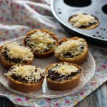 Kelezatan martabak mini memang tidak ada duanya. Camilan satu ini bisa kamu nikmati di pagi ataupun sore hari. Selain sebagai pengganjal saat lapar, camilan ini punya cita rasa yang membuatmu ketagihan karena punya banyak rasa yang bisa dikombinasaikan. Yuk, cek dulu berbagai rekomendasi cetakan martabak mini yang sangat direkomendasikan dari BP-Guide!