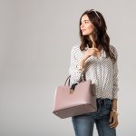 Salah satu item fashion yang tak bisa dipisahkan dari kaum wanita adalah tas yang trendi. Biasanya kaum wanita menyukai tas impor karena lebih yakin akan kualitas dan model yang elegan sekaligus fashionable dalam aneka warna menarik. Mau tahu apa saja inspirasi tas tangan impor berkualitas untuk wanita? Yuk, simak aneka rekomendasi model terbaru tas tangan impor dari BP-Guide berikut ini!