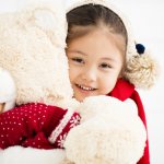 Boneka beruang! Siapa yang tidak kenal boneka beruang? Boneka hewan satu ini sangatlah populer dan memiliki banyak ragam. Pun tidak jarang boneka beruang menjadi medium menyampaikan kasih sayang terlebih ke anak kecil dan pasangan. Karena itulah rasanya kurang komplit ya kalau BP-Guide tidak menelurkan artikel ini.