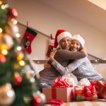 大学生の女友達に喜ばれる人気のクリスマスプレゼント10アイテムを、【2021年度最新版】ランキング形式で紹介いたします。また、大学生の女友達がプレゼントに貰って嬉しいクリスマスプレゼントといえば、コスメやバスソルトなどの癒し系グッズ、おいしいスイーツなどがあげられますが、喜んでもらえるプレゼントを選ぶポイントや予算・相場などをわかりやすくまとめました。ぜひ喜んでもらえるプレゼント選びにご活用ください！