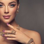 Sama halnya dengan mode pakaian, perhiasan juga memiliki tren setiap tahunnya. Bagi kamu pecinta perhiasan, pastinya wajib tahu dong perhiasan yang diperkirakan menjadi tren di tahun ini. Yuk, baca-baca di sini untuk lebih lengkapnya!