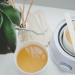 Simak informasi lengkap seputar waxing dan kelebihannya dibandingkan pisau cukur untuk menghilangkan bulu pada tubuh. Terdapat rekomendasi produk waxing kit yang bisa kamu coba di rumah. Cocok untuk pemula sekalipun!