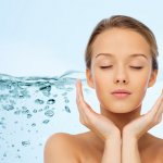 If you have oily skin you might have struggled all your life to keep your pores clean. In the end some of us are compelled to try various natural remedies or the painful procedure of extraction. Many of us have been suggested to go or expensive facials which are equally expensive and time consuming. Here is our guide to all the face washes which can help you get rid of blackheads simply by washing your face everyday!