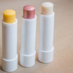 Jika biasanya kamu menggunakan lip balm warna bening untuk perawatan bibir harian, kini saatnya untuk mencoba lip balm yang memberikan warna alami pada bibir. Meski tidak menggunakan lipstik, wajah pun tetap terlihat fresh setiap saat. Yuk, simak manfaat lip balm dan berbagai pilihan lip balm berwarna yang bagus untuk dipakai harian.