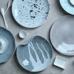 Urusan peralatan makan tidak lengkap rasanya jika menggunakan piring dengan desain yang polos begitu saja. Agar meja makan semakin stylish untuk acara-acara penting, kamu bisa melirik beberapa piring keramik dengan motif keren berikut ini. Harganya juga dijamin terjangkau banget, lho. Yuk, buruan cek.