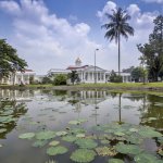 Bogor banyak dilirik orang sebagai kota tujuan wisata. Mau wisata kuliner, Bogor punya banyak pilihan makanan yang lezat. Mau menambah pengetahuan, kota hujan ini juga punya banyak pilihan tempat wisata yang edukatif. Jika perlu, menginap saja di salah satu hotel yang ada di Bogor agar kunjungan Anda ke kota ini semakin nyaman. 