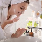 Proses membersihkan muka diawali dengan mencuci muka. Jangan sepelekan proses ini karena bisa memberikan dampak maksimal dalam kesehatan kulit wajah. Anda akan butuh sabun cuci muka yang bagus dan efektif. Untuk itu, kami menyediakan tips memilihnya dan juga rekomendasi produknya!