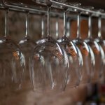 Gelas wine sebaiknya disimpan dengan cara tergantung terbalik. Oleh karena itu, gantungan untuk gelas wine selalu menjadi pilihan tepat untuk menyimpan gelas wine sekaligus memiliki tampilan yang menarik. Berikut rekomendasinya.