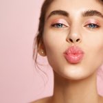 Bibir sehat dengan warna pink cerah menandakan bahwa Anda merawatnya dengan baik. Selain faktor makanan, Anda juga perlu memberikan lip serum agar bibir tetap terjaga dan tidak pecah-pecah. Yuk, kenali manfaat dan berbagai rekomendasi serum bibir yang bisa Anda pilih.