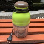 Saat memasak, kadang kita butuh waktu lama untuk menghaluskan bahan makanan jika tidak memiliki alat memadai. Memakai blender bisa dilakukan namun kadang kita hanya butuh dalam kapasitas kecil sementara bleder terlalu besar untuk digunakan. Kamu bisa memilih food chopper dalam hal ini. Nah, simak tips memilihnya dan juga merek chopper andalan dari BP-Guide!