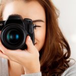 Sony, brand yang satu ini juga punya koleksi kamera mirrorless yang patut diacungi jempol lho! Kalau Anda ingin tahu lebih banyak tentang merek kamera yang satu ini plus spesifikasi 10 kamera mirrorless Sony terbaik, Anda harus simak ulasan BP-Guide yang satu ini! 