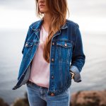 Saat musim hujan tiba, kamu pasti membutuhkan jaket sebagai pakaian penghangat, kan? Tak cuma hangat, item yang satu ini juga bisa dijadikan pelengkap fashion saat hangout, lo. Simak padu padan dan rekomendasi jaket wanita dari BP-Guide berikut ini kalau kamu ingin tampil stand out.