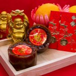 Tahun Baru Cina atau sering disebut Imlek merupakan hari terpenting bagi warga Tionghoa di seluruh dunia. Momen ini juga biasanya digunakan sebagai kesempatan terbaik untuk mengunjungi teman, saudara, atau kolega. Tak ketinggalan hadiah yang dibawakan untuk mengungkapkan kepedulian dan bentuk kesopanan pada orang yang mengundangmu.

Mumpung masih ada waktu sebelum merayakan Imlek selanjutnya, yuk kita intip ide-ide kado Imlek menarik apa saja, sih, yang bisa kamu pertimbangkan!