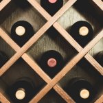 Kamu suka menikmati wine? Untuk menjaga rasa dan aroma wine, kamu perlu menyimpannya dengan baik. Melalui artikel ini, BP-Guide akan memberikan rekomendasi rak wine untukmu, yang tidak hanya berguna tetapi juga hadir dalam desain yang keren.
