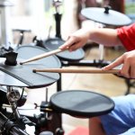 Drum elektrik menjadi pilihan alternatif bagi drummer yang ingin drum satu set namun praktis dibawa. Tidak hanya itu, harga drum ini juga lebih murah ketimbang drum konvensional. Ingin mencari drum elektrik terbaik? Berikut rekomendasinya untuk Anda.