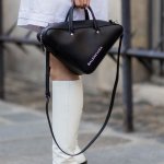 Pecinta brand fashion Balenciaga tentu tidak mau ketinggalan produk terbarunya. Kamu yang ngaku hobi koleksi tas branded, jangan lewatkan koleksi terbaru dari Balenciaga ya! Segera cek dan koleksi tas yang sesuai dengan seleramu!