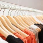 Dalam upaya mengorganisir pakaian dengan lebih baik, pemilihan hanger baju yang tepat dapat menjadi langkah awal yang penting. Artikel ini akan memberikan rekomendasi hanger baju terbaik yang dapat membantu Anda menyusun pakaian dengan rapi, menghemat ruang, dan menjaga pakaian Anda tetap dalam kondisi terbaik.