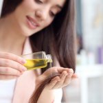 Rambut juga butuh perawatan yang tepat supaya tetap sehat dan subur. Kamu bisa memakai hair oil untuk merawat rambut yang kering. Pilih hair oil yang sesuai kebutuhan dengan panduan dari kami! Simak juga rekomendasi produknya, ya!