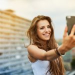 Kebutuhan fotografi berupa selfie atau wefie memang tidak dapat dihindari lagi. Banyaknya smartphone yang memiliki kamera canggih menjadi pilihan paling praktis daripada membeli kamera dslr. Tentunya, jangan asal pilih handphone dual kamera yang abal-abal, ya. Yuk, simak dulu ulasan dari BP-Guide nih!