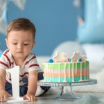 Berikan 10 Rekomendasi Hadiah Ulang Tahun Bayi Usia 1 Tahun untuk Membantu Tumbuh Kembangnya (2021)