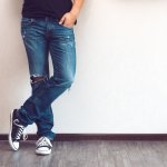 Celana jeans yang banyak digemari para pria memang bisa membuat siapapun tampak keren, modis dan kasual. Jika Kamu suka mengenakan celana yang satu ini, simak beberapa pilihan jeans keren yang dirangkum BP- Guide berikut ini!