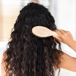 Memiliki rambut yang keriting atau curly mungkin agak tricky dalam hal menatanya. Namun, sebenarnya kamu cukup gunakan sisir yang tepat agar rambut tidak mudah kusut dan lebih mudah ditata. Yuk, cek rekomendasi sisir untuk rambut keriting sekarang juga.