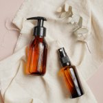 Apakah Anda memiliki masalah kulit kering? Yuk, ketahui 10 rekomendasi body oil yang bisa membuat kulit badan Anda terasa lembab.