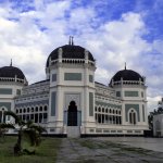 Medan, sebagai salah satu kota terbesar di Indonesia, tentunya sangat menarik untuk dikunjungi. Tidak hanya Danau Toba, masih banyak daya tarik lain dari kota yang satu ini. Ibukota dari Provinsi Sumatera Utara ini memiliki banyak hal yang bisa menarik perhatian kamu untuk berkunjung ke sana.