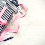 Yang tidak kalah penting dari isi sebuah kado adalah bagaimana cara membungkusnya. Bungkus kado berbentuk persegi mungkin sudah biasa. Tapi bagaimana jika kadomu berbentuk bulat? Melalui artikel ini, BP-Guide akan memberikan tips cara membungkus kado bulat dan kertas kado apa saja yang bisa kamu gunakan.