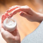 Mengatasi jerawat dapat menjadi tantangan, tetapi tidak boleh mengabaikan kebutuhan kulit akan kelembapan dan perawatan. Dengan moisturizer khusus untuk kulit berjerawat ini, Anda dapat memberikan kelembapan yang optimal pada kulit, sambil menjaga keseimbangan minyak dan mengurangi kemunculan jerawat.