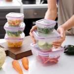 Banyak orang yang mulai melirik food container sebagai wadah aneka bahan makanan untuk disimpan. Selain menjaga kesegaran bahan makanan, ini juga bisa mencegah bau makanan memenuhi kulkas atau ruangan. Nah, kita tidak bisa asal memilihnya supaya tubuh bisa terhindari dari bahaya zat beracun. Simak tips memilihnya dan juga rekomendasinya dari kami!