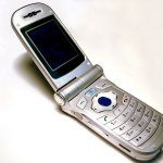 Pada masa kejayaan sebelum era desain unibody smartphone kini merebak, para pencinta ponsel dimanjakan dengan berbagai model handphone. Mulai dari bentuk yang besar dengan antena, hingga yang bisa dibuka tutup seperti ponsel lipat alias flip. Ragam desain handphone ini mengundang kesenangan karena dapat disesuaikan dengan selera serta karakter pemakainya.