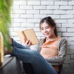 Novel bisa jadi salah satu bahan bacaan yang menarik untuk diikuti. Jika gemar membaca dan ingin mendapatkan pengalaman dari buku baru, coba baca novel terjemahan rekomendasi BP-Guide berikut yang pastinya seru dan menarik untuk diikuti.