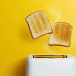 Sarapan memang paling enak dengan sajian yang simpel dan mudah. Maka dari itu sarapan roti panggang tampaknya sangat menggoda. Untuk membuat roti panggang, kamu butuh toaster. Nah, intip bersama cara memilih toaster terbaik. Selain itu, jangan lupa mengintip deretan toaster bermutu bagus rekomendasi BP-Guide.