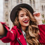 Banyak orang gemar melakukan foto selfie. Tak heran terkadang galeri foto ponsel dipenuhi dengan ratusan foto selfie. Meskipun memiliki banyak foto selfie tak sedikit yang masih kebingungan dengan gaya yang dilakukan saat akan foto selfie. Nah, berikut BP-Guide rekomendasikan ide gaya foto yang bisa jadi inspirasi kamu saat foto selfie. Simak juga ulasan lain terkait foto selfie dari BP-Guide berikut ini. 