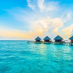 Suka berwisata laut atau mencari tempat bulan madu yang romantis? Maka liburan ke Maldives adalah jawaban dari pencarian kamu. Maldives memang terkenal dengan keindahan gugusan pulau, jernihnya air, serta cantiknya terumbu karang yang menarik penyelam dari berbagai belahan dunia. Jadi nggak ada salahnya kan kamu mempertimbangkan buat ke sana? Kalau belum yakin lagi, cek deh alasan kenapa kamu harus liburan ke Maldives.