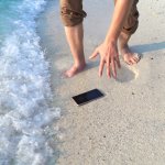 Liburan ke pantai menyajikan banyak pemandangan bagus. Kamu pun ingin mengabadikan momen-momen cantik di pantai pakai kamera smartphone. Tetapi, kamu khawatir smartphone-mu basah. Belum lagi kalau terkena air laut yang bersifat korosif, bisa-bisa smartphone-mu cepat rusak. Nah, BP-Guide punya solusi buatmu nih, yaitu smartphone anti air. Cek daftarnya di sini, ya.