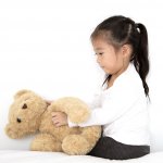 Buah hati Anda pastinya akan merasa gembira ketika momen seperti ulang tahun dihadiahi dengan mainan boneka. Terutama kepada anak perempuan Anda yang secara alamiah menyukai mainan boneka. Nah tips apa saja sih dalam memilih boneka, dan juga alternatif pilihan apa saja yang mungkin pas dengan buah hati Anda? Berikut BP-Guide akan memberi ulasan mengenai hadiah boneka untuk buah hati.