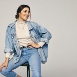 Jaket denim merupakan salah satu fashion item yang tidak pernah ketinggalan zaman. Kamu tidak akan rugi jika berinvestasi untuk memiliki setidaknya satu jaket denim berkualitas di lemarimu. 