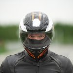 Kamu para cowok pasti ingin terlihat macho saat mengendarai sepeda motor mbukan? Pilih helm full face yang bisa membuatmu terlihat makin maskulin, tetapi juga melindungi dalam waktu bersamaan. Yuk, simak rekomendasinya dalam artikel BP-Guide berikut ini!